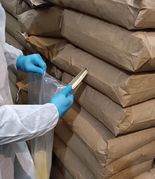 SafeTest Labs numune alım hizmeti ekran görüntüsü, kapsamlı sampling süreci ve uygun ekipman detayları gösteriliyor.