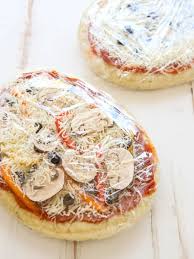 Dondurulmuş SafeTest Labs pizza hamur ve hamur bazlı ürünler, pişirmeye hazır, altın renginde ve hamur dokusu görünümüyle.