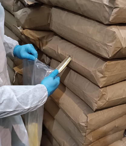 SafeTest Labs numune alım hizmeti ekran görüntüsü, kapsamlı sampling süreci ve uygun ekipman detayları gösteriliyor.