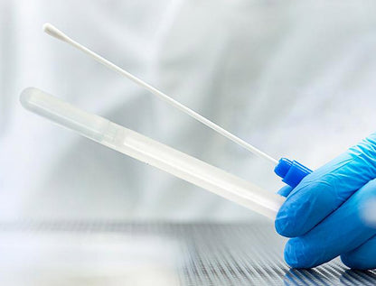 SafeTest Labs çevresel swab analizleri için taşınabilir ve steril numune alma çubukları, laboratuvar testleri için hazırlanmış.