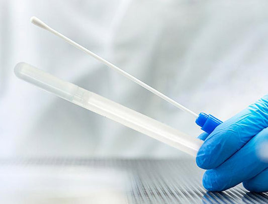 SafeTest Labs çevresel swab analizleri için taşınabilir ve steril numune alma çubukları, laboratuvar testleri için hazırlanmış.