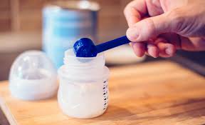 SafeTest Labs bebek ve devam formülleri kutuları, çeşitli bebek beslenme ürünleri ve formüller görüntüsü