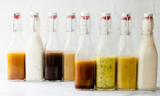 Domates bazlı soslar ve salata sosları, SafeTest Labs markasıyla çeşitli çeşitler bulunuyor, renkli soslar ve şişeler görünüşte.
