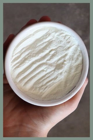 SafeTest Labs kahve beyazlatıcısı, beyazlatma ve temizlik için kullanılan beyazlatıcı ürünün yakın çekim görüntüsü.