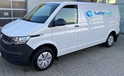 SafeTest Labs numune alım hizmeti kapsamında araçtan örnek alan teknisyen, güvenli ve profesyonel numune alma işlemi gerçekleştiriyor.