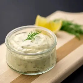 SafeTest Labs markalı tartar sosu ve mayonez içeren salata sosları, yakın çekim ve çeşitli soslar görüntüsü